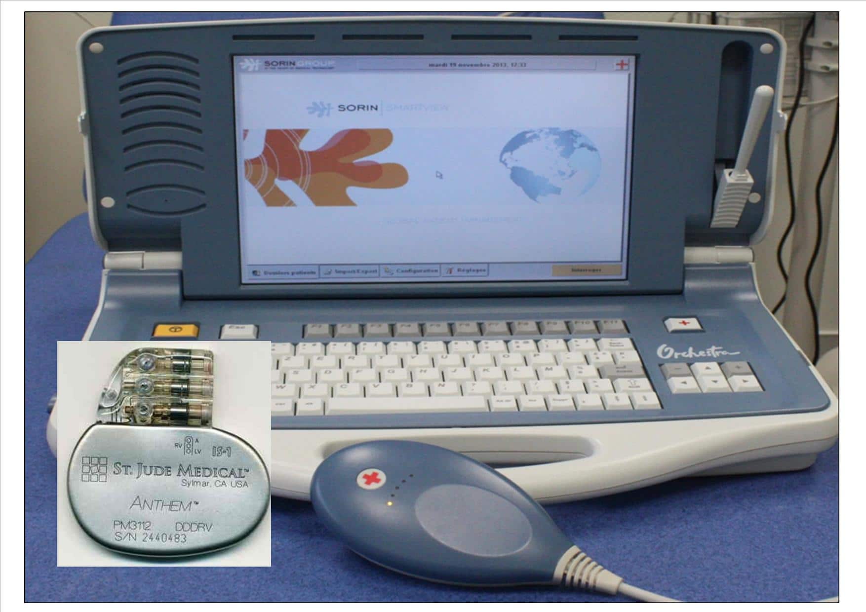 Photo d'un stimulateur cardiaque et un appareil de contrôle et de programamtion
