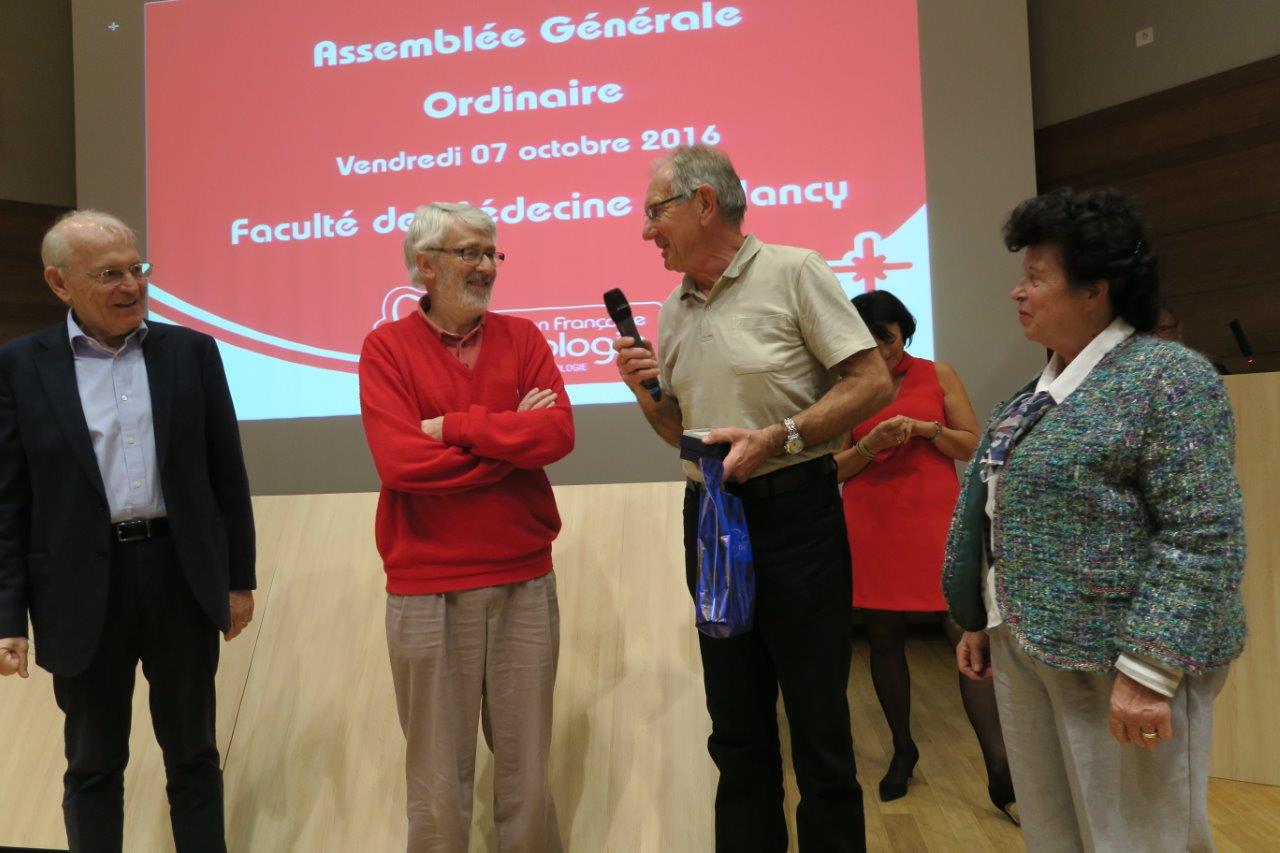 Photo de Michel Antoine entouré par le Pr Etienne Aliot, le Dr Jean-Louis Bourdon et Annie Thirion,