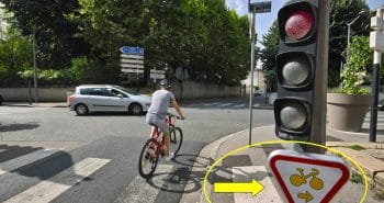Tourner à droite en vélo à un feu rouge-Signalisation