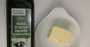 Motte de beurre et bouteille d'huile d'olive