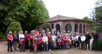 Photo du groupe devant l'orangerie du château Merlin