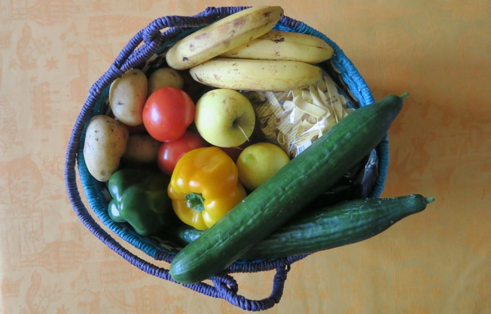 Photo d'un panier de fruits, légumes et pâtes