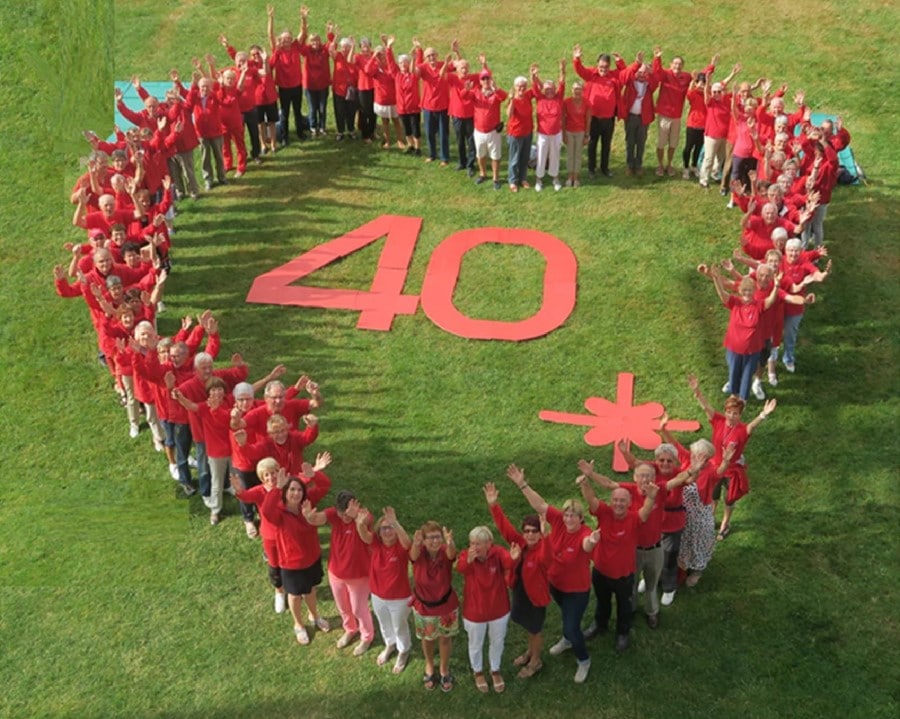 Un grand cœur stylisé, réalisé par 70 membres du Club sur la pelouse du parc Jean Mansuy