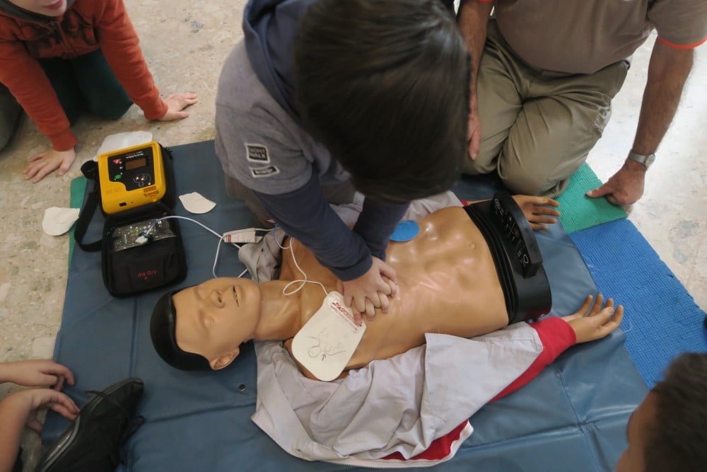 Enfant pratiquant un massage cardiaque