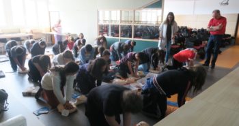 Phoot des élèves pratiquant le massage cardiaque