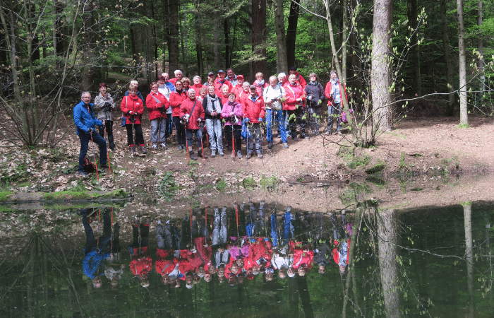 Photo du groupe avec reflet au bord de l'eau