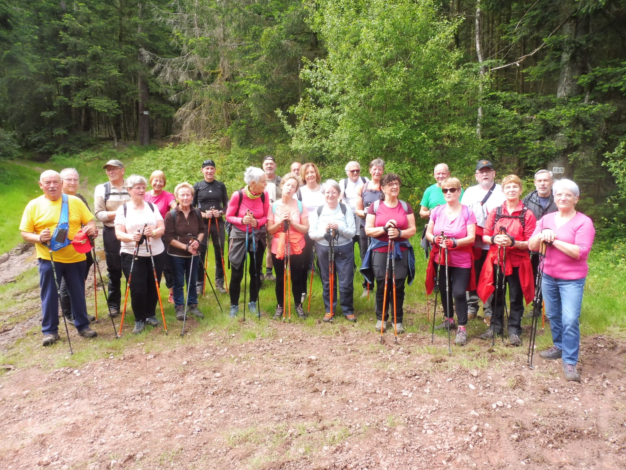 photo de groupe au col de Climont lors de la sortie du lundi27 mai