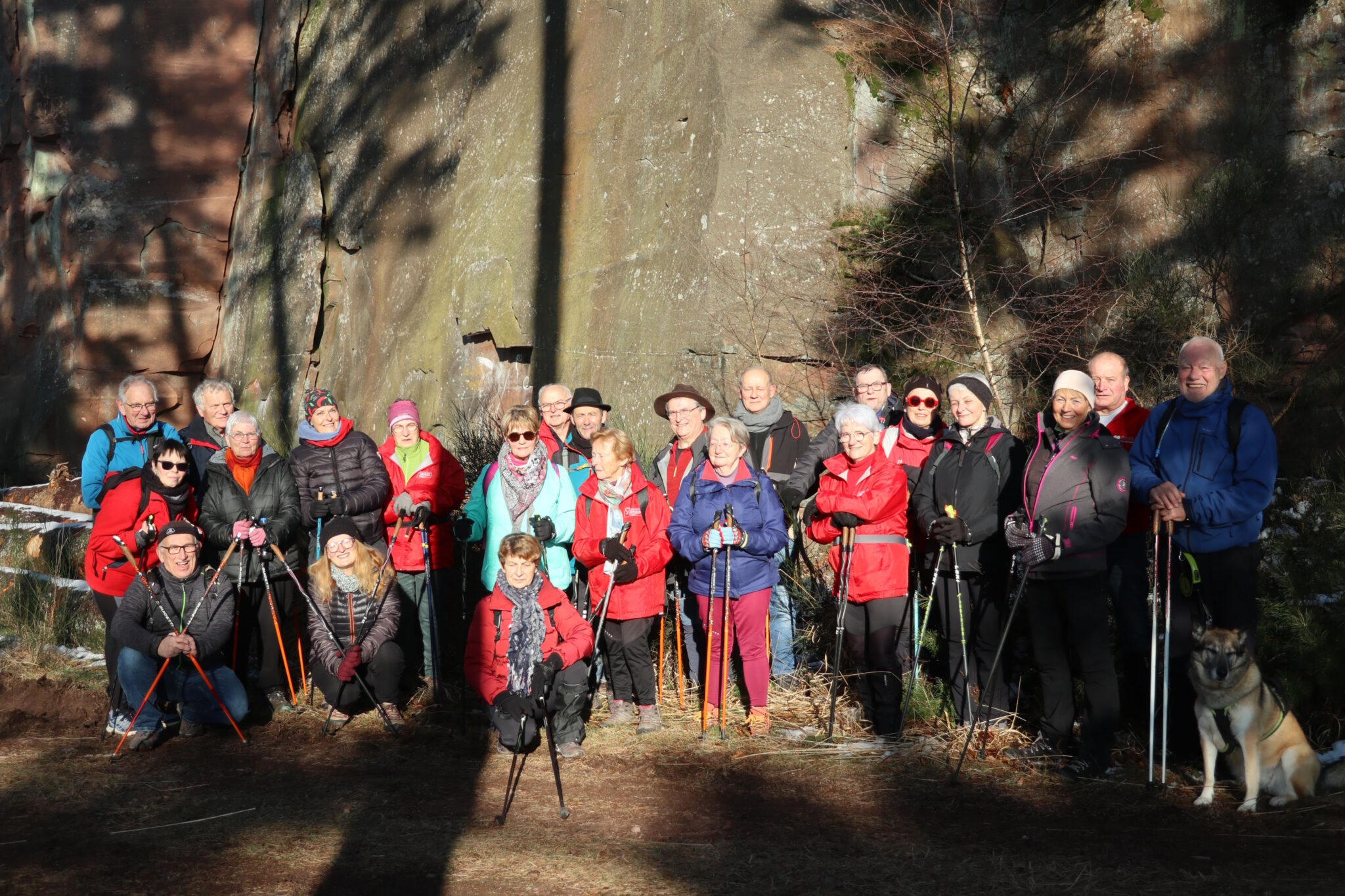 Photo de groupe devant l'ancienne carrière de la Roche d'Anozel