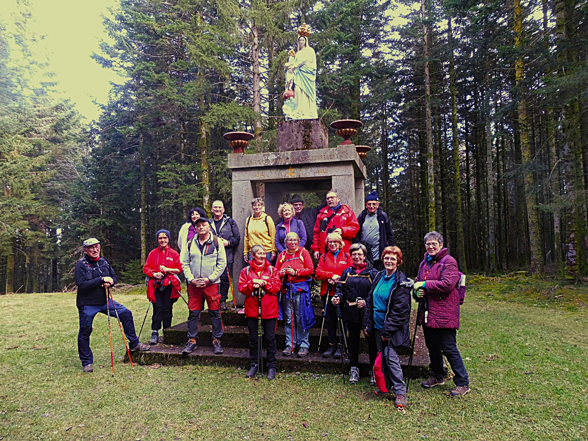 photo de groupe à la vierge de Hennefête le vendredi 21 février 