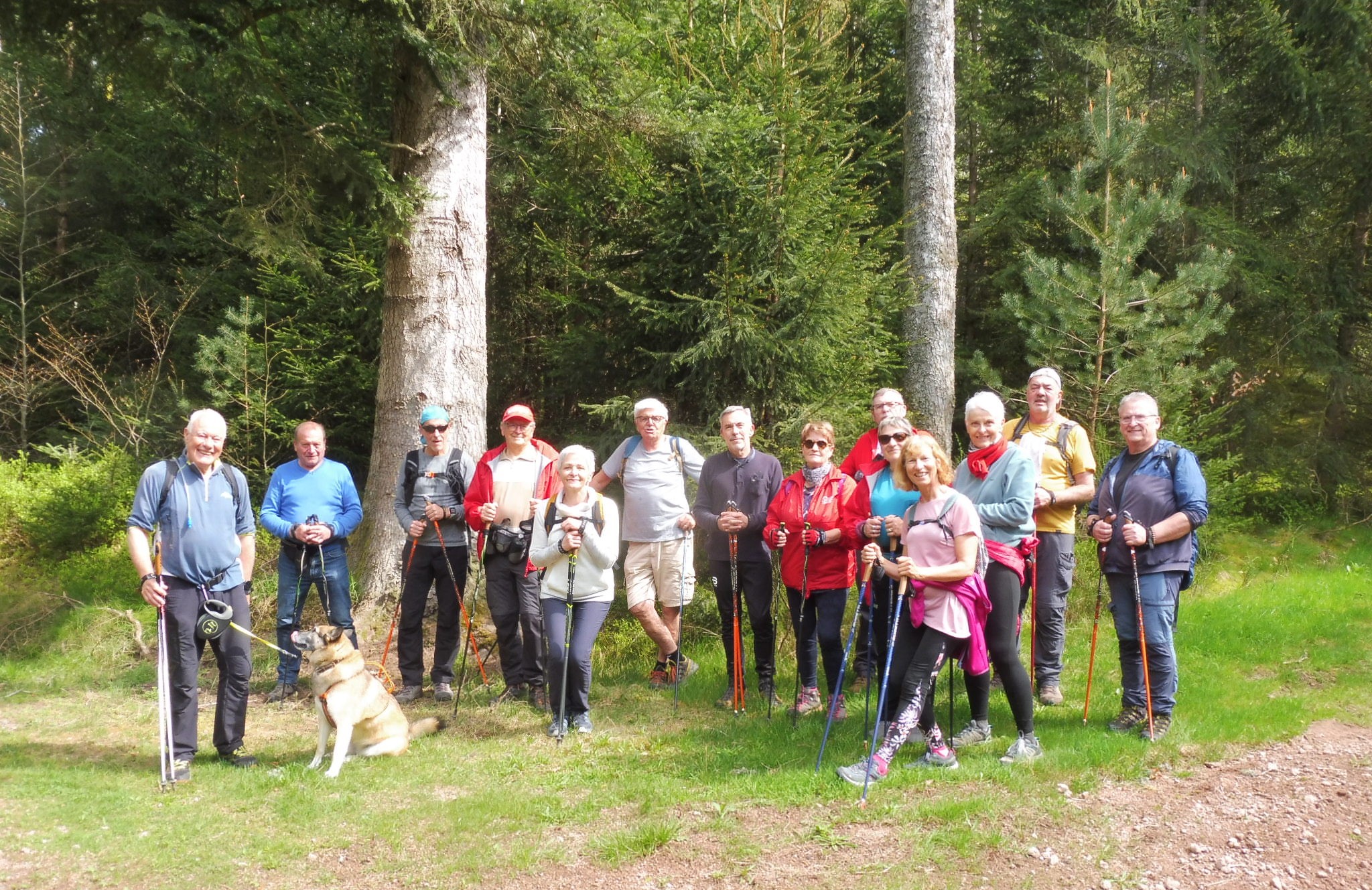 Photo de groupe de la sortie marche nordique du 22 avril 2025