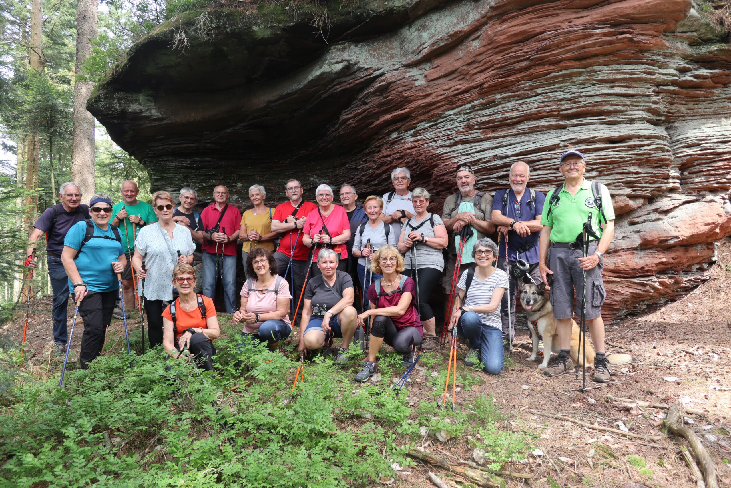 Photo de groupe à la roche Betty lors de la marche nordique du 10juin 2025