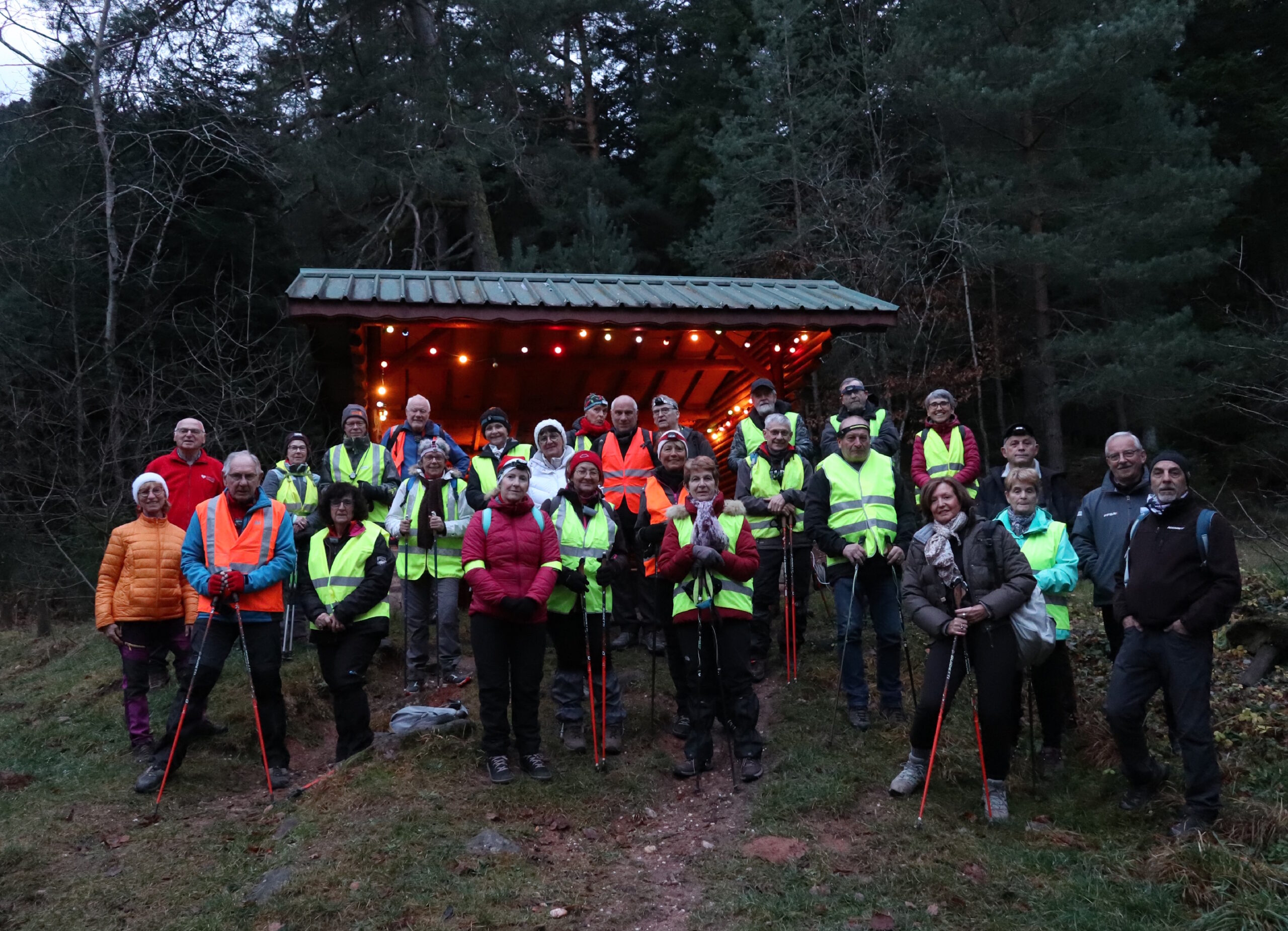 Photo de groupe au départ de la marche nordique nocturne du 15 décembre